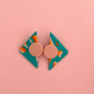 Pendientes triangulo estampado con botón rosa arcilla polimérica