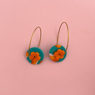 Aros botón estampado y flor anaranjada arcilla polimérica